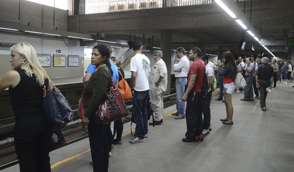 Brasília – Paralisação dos funcionários da Companhia do Metropolitano do Distrito Federal (Metrô-DF) causa transtornos a usuários do transporte