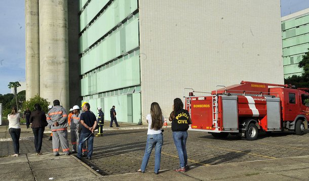 Brasília - A explosão de um gerador no subsolo do prédio do Ministério do Esporte matou o eletricista da Companhia Energética de Brasília (CEB) Wilson de Pádua Pires, 51 anos. O incidente aconteceu no início da tarde desta quinta-feira (15/11) e também pr