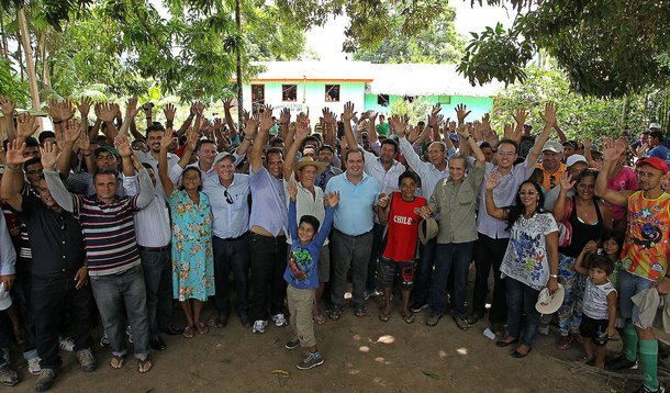 Foto: Gleilson Miranda/Secom
Marechal Thaumaturgo (Acre) A comunidade Triunfo, celebrou com muita alegria a chegada do governador Tião Viana que foi ao município fazer a entrega de 100 quilômetros de rede de energia elétrica do programa Luz Para Todos, c