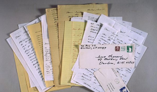 Cartas escritas pelo recluso autor norte-americano J.D. Salinger a uma jovem de 18 anos com quem teve um breve caso amoroso há 25 anos fotografadas durante leilão da Sotheby's, em Nova York. Uma outra série de cartas de Salinger, para Ruth Smith Maier, um