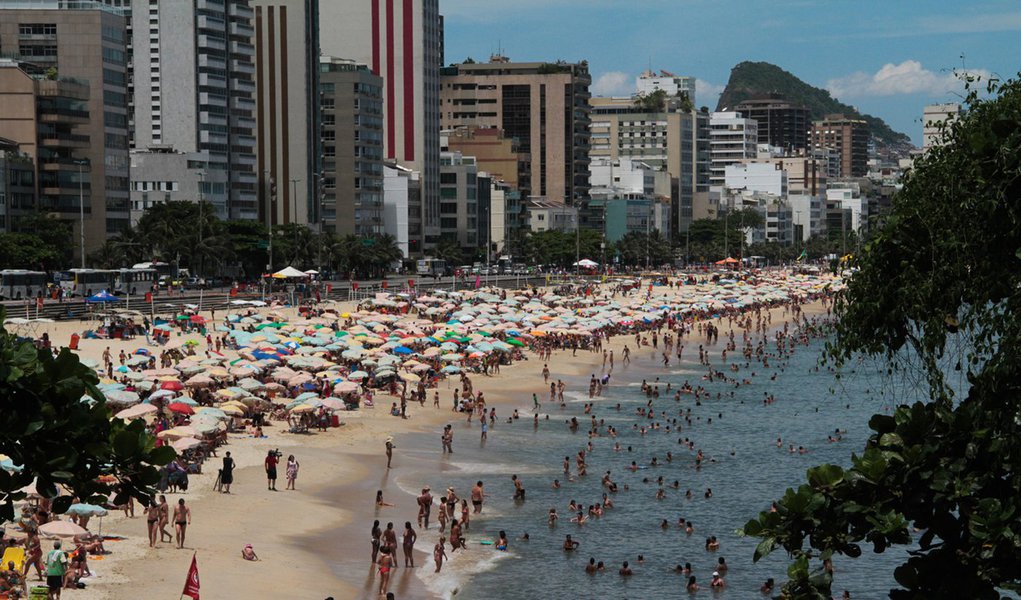 RIO DE JANEIRO, RJ, 30.12.2013: CLIMA/RJ - Banhistas aproveitam segunda-feira ensolarada nas praias de Ipanema e Leblon, zona sul da cidade. (Foto. Néstor J. Beremblum / Brazil Photo Press/Folhapress)