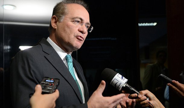 Brasília - O presidente do Senado, Renan Calheiros, fala a respeito dos salários pagos pelo Senado acima do teto constitucional. Renan garantiu que a devolução das quantias extras pagas nos últimos anos aos 464 servidores será feita na folha deste mês