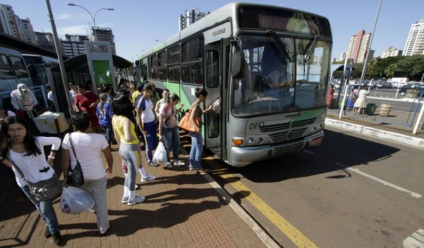 O setor de serviços do Paraná fechou o ano de 2013 com expansão de 7,3%, segundo a Pesquisa Mensal de Serviços (PMS), realizada pelo Instituto Brasileiro de Geografia e Estatística (IBGE), divulgada nesta quarta-feira (19). Foto: Arnando Alves/ANPR