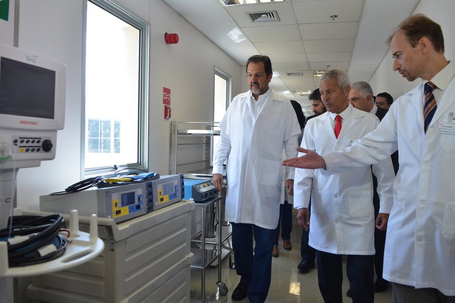 Entrega de  equipamentos para a realização de exames cardiovasculares que possibilitarão ampliar o atendimento à população no Instituto de Cardiologia. E/D : secretário de Saúde substituto do DF,Elias Miziara,Ilza Queiroz,primeira dama,governador Agnelo Q