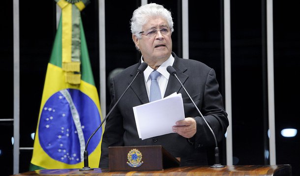 Senador Roberto Requião (PMDB-PR) cobra a Mesa do Senado pelo exame de dois requerimentos apresentados por ele, com o objetivo de obter informações sobre dívidas das Organizações Globo 