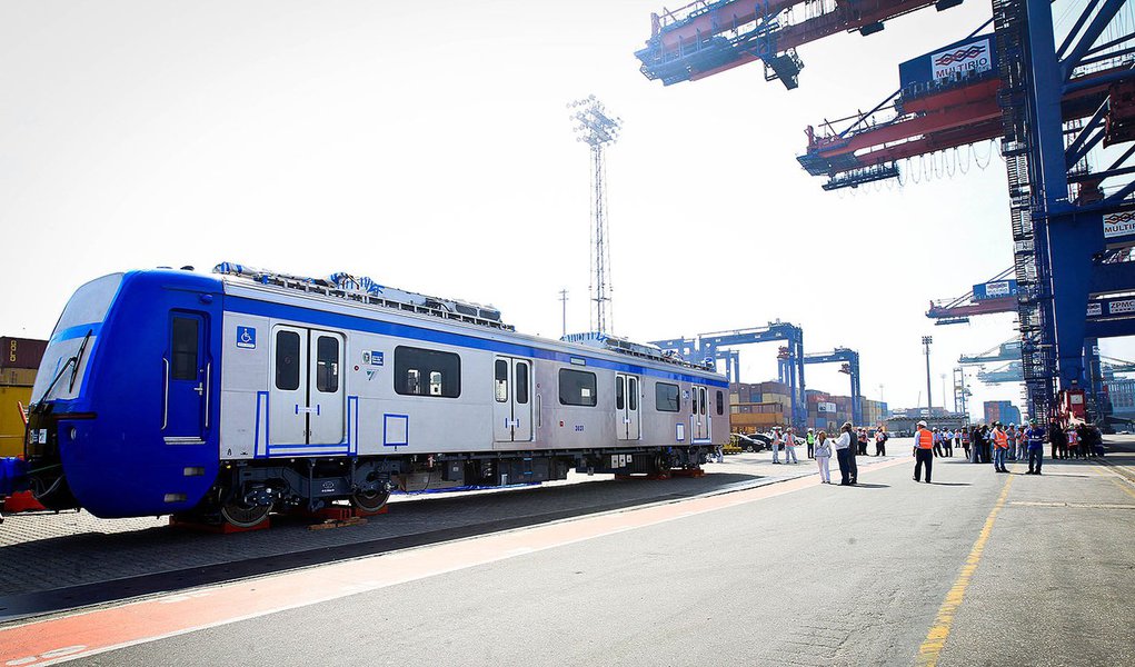 21-05-2014; Rio de Janeiro; Entrega novo trem chinês no Porto do Rio; Foto: Shana Reis