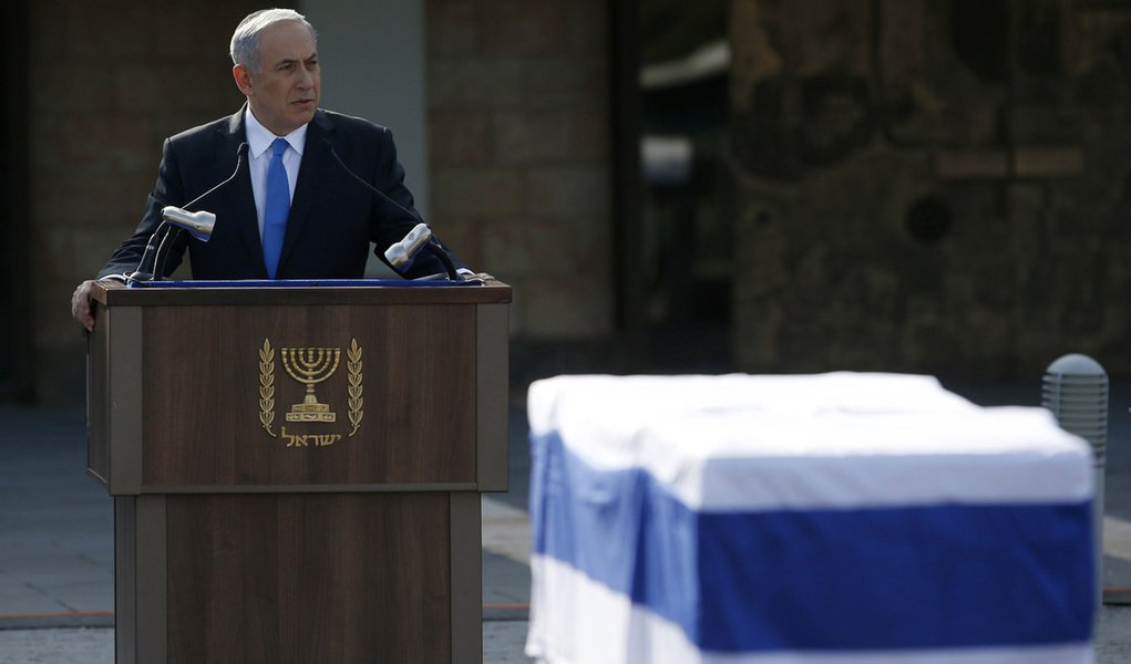 Israel's Prime Minister Benjamin Netanyahu speaks near the flag draped coffin of former Israeli Prime Minister Ariel Sharon during a memorial ceremony for Sharon at the Knesset, Israel's parliament, in Jerusalem January 13, 2014. Israel paid homage to Sha