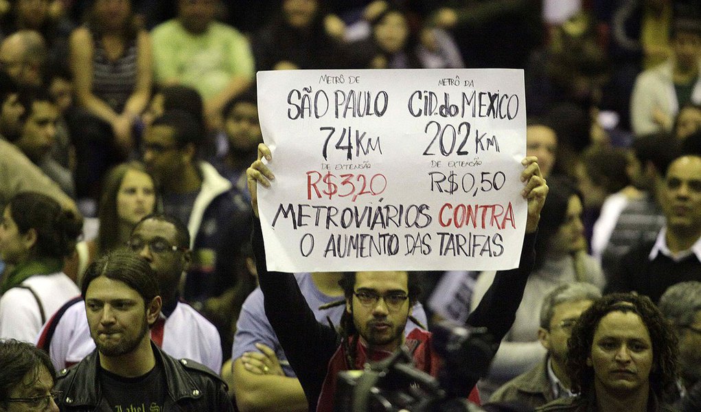 Metroviários aceitam proposta e descartam greve