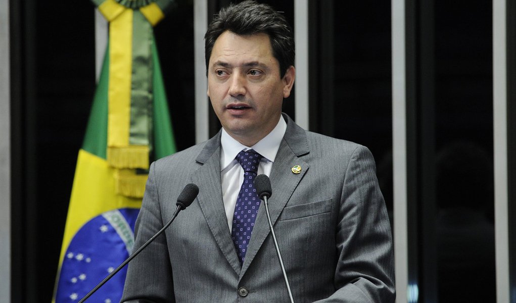 Senador Sérgio Souza (PMDB-PR) comunica que comissão especial de juristas entregou ao Senado o anteprojeto de reforma da Lei de Execução Penal (Lei 7210/1984)