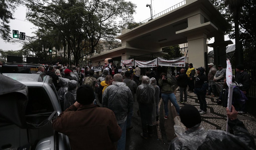 Policiais protestam no Palácio dos Bandeirantes