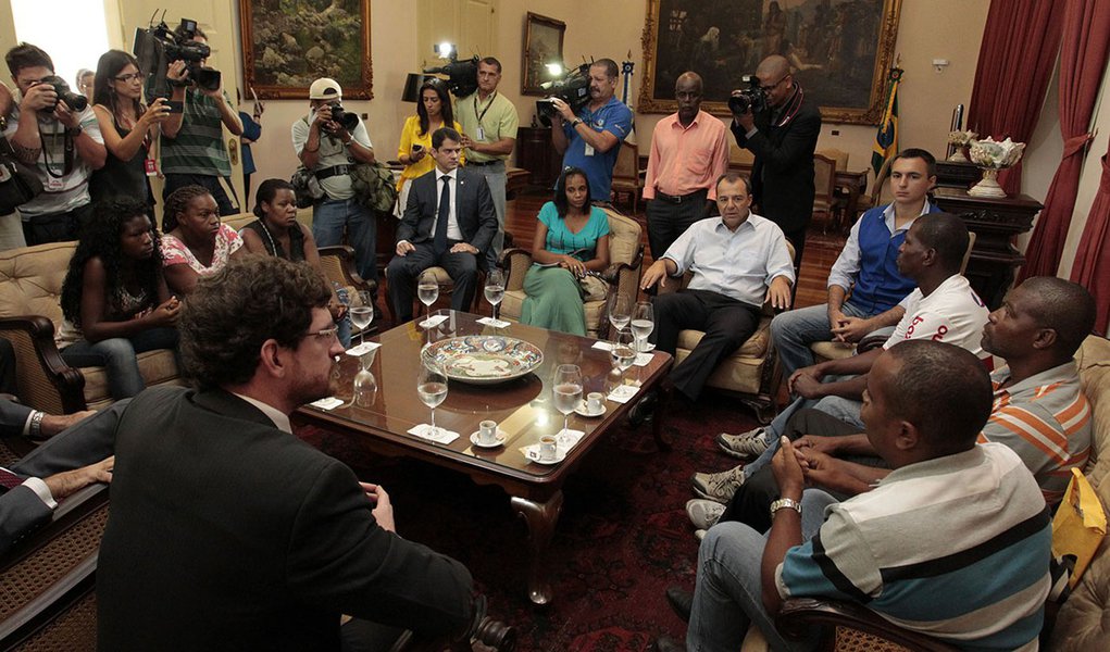 19-03-2014; Rio de Janeiro; O governador Sérgio Cabral recebe a família da auxiliar de serviços gerais, Cláudia da Silva Ferreira; Foto: Shana Reis