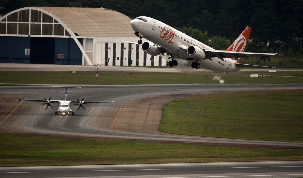 SÃO PAULO, SP, BRASIL,  14-03-2011, 18h00: AEROPORTO DE GUARULHOS. Atraso no inicio das obras no aeroporto de Cumbica. A reforma na pista, marcada para março vai atrasar, pois os voos terão que ser redirecionados e não existe nenhum aeroporto em são PAulo