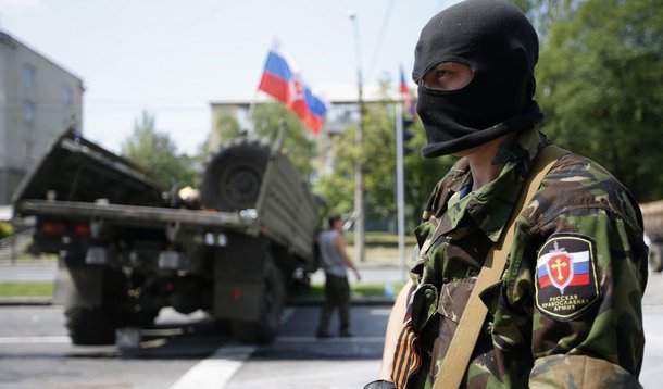 Membro de um grupo armado prÃ³-RÃºssia chamado ExÃ©rcito Ortodoxo Russo monta guarda perto do aeroporto de Donetsk, no leste da UcrÃ¢nia. Separatistas prÃ³-RÃºssia derrubaram nesta quinta-feira um helicÃ³ptero do ExÃ©rcito da UcrÃ¢nia, matando 14 militare