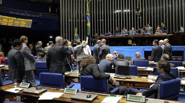 Senadores aprovam, em primeiro turno, a proposta que estabelece o voto aberto em todas as decisões do Legislativo (PEC 43/13)