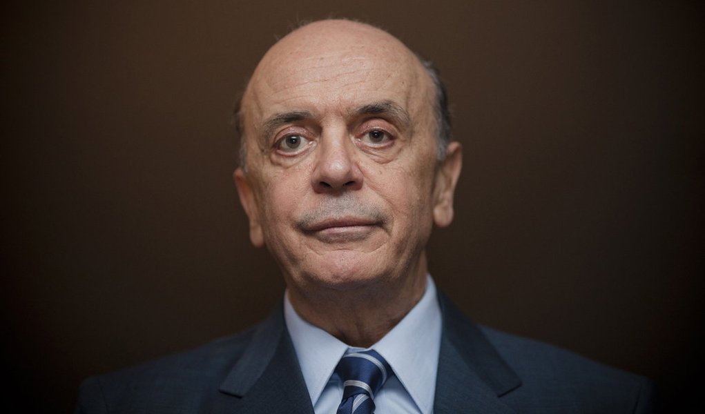 Serra diz que fica até o fim. Sem assinar nada