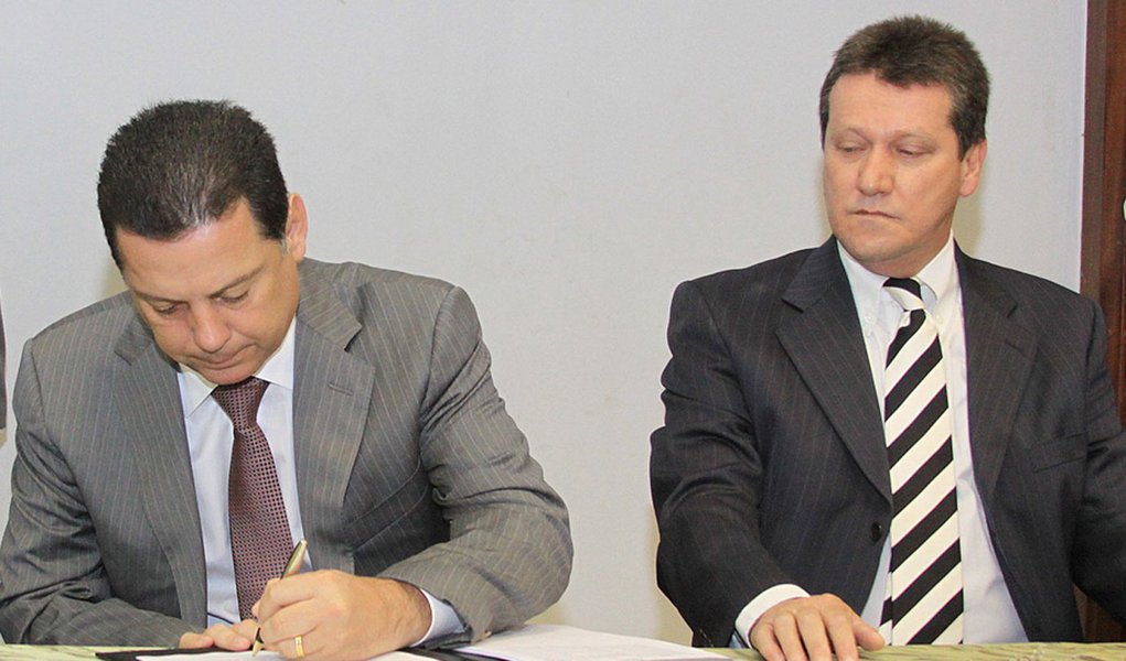 Perillo determina controle do ponto dos servidores