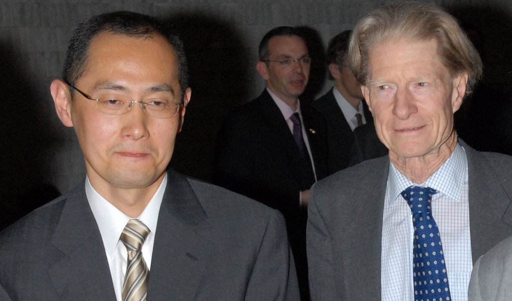 Britânico e japonês levam Nobel de Medicina 2012