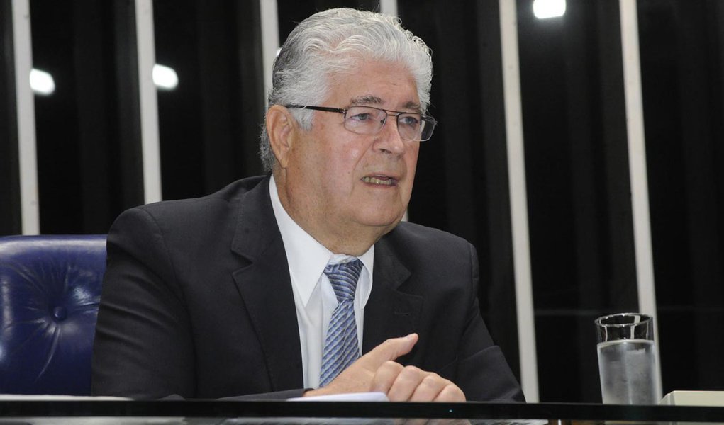 Presidente da sessÃ£o, senador Roberto RequiÃ£o (PMDB-PR)