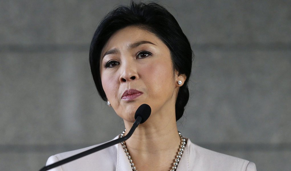 Thai Prime Minister Yingluck Shinawatra faces the media during a news conference after a cabinet meeting at The Army Club in Bangkok December 10, 2013. Yingluck pleaded on Tuesday for anti-government demonstrators to clear the streets and support a snap e