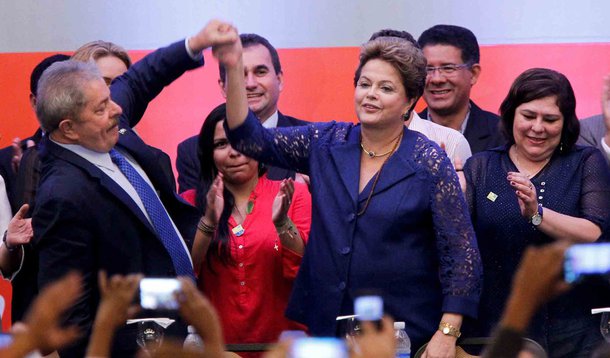 BRASÍLIA, DF - 12.12.2013: DILMA/LULA/CONGRESSO/PT/DF - A presidente Dilma Rousseff e o ex-presidente Luiz Inácio Lula da Silva participam do 5º Congresso do PT, no Centro de Convenções Brasil 21, nesta quinta-feira. (Foto: Alan Marques/Folhapress)
