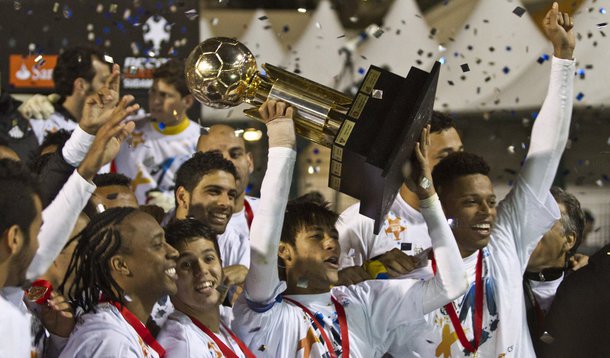 Santos vence a LaU e conquista a Recopa