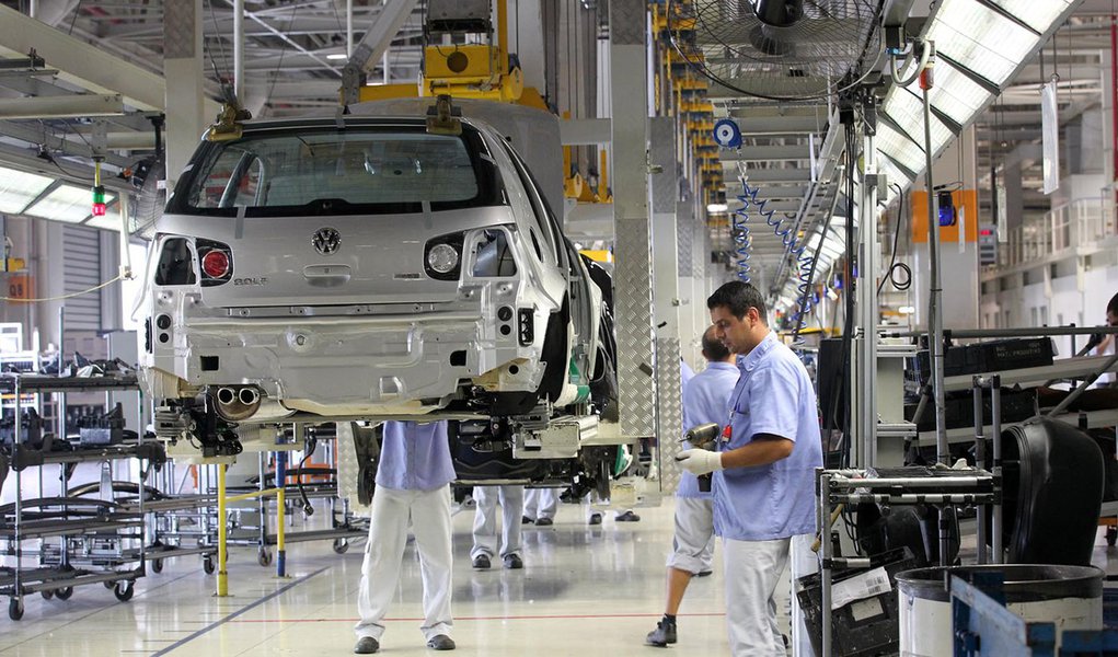 Montadoras batem recorde de vendas e produção