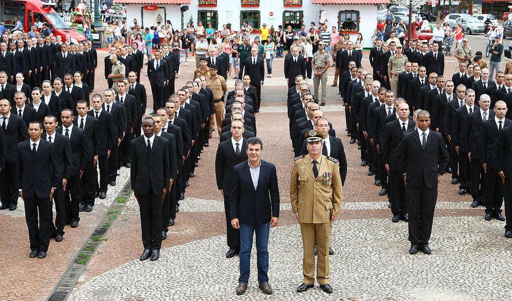 CASCAVEL - Governador Beto Richa durante cerimônia de apresentação de alunos soldados da Policia Militar e Corpo de Bombeiros. - Cascavel/Pr, 26.11.2013 - Foto Jonas Oliveira/AENPr