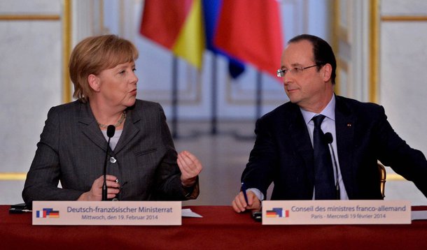 (140219) -- PARIS, Feb. 19, 2014 (Xinhua) -- French President Francois Hollande (R) and visiting German Chancellor Angela Merkel attend a joint press conference in Paris, France, Feb. 19, 2014. French President Francois Hollande and visiting German Chance