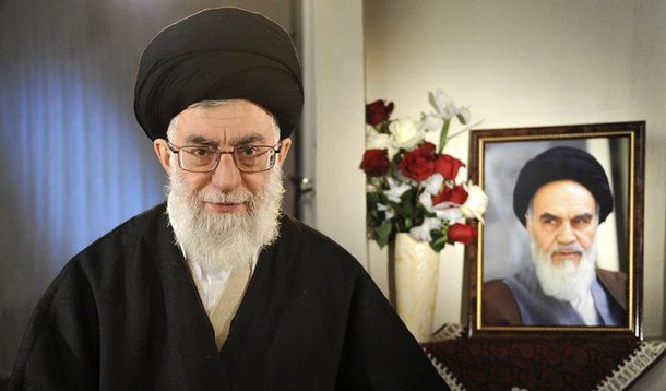 O Líder Supremo do Irã, o aiatolá Ali Khamenei, senta próximo a um retrato do falecido líder aiatolá Ruhollah Khomeini em Teerã. O aiatolá disse que o país não dará um passo atrás em seus direitos na área nuclear e que foram estabelecidos limites para sua