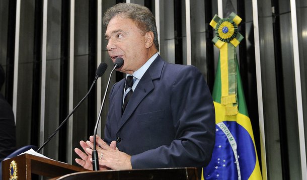 Senador Alvaro Dias (PSDB-PR) lamenta informação de que computadores da prefeitura de Guarulhos, em São Paulo, foram usados para criar e alimentar páginas na internet com ofensas ao candidato tucano ao Palácio do Planalto, senador Aécio Neves (MG)