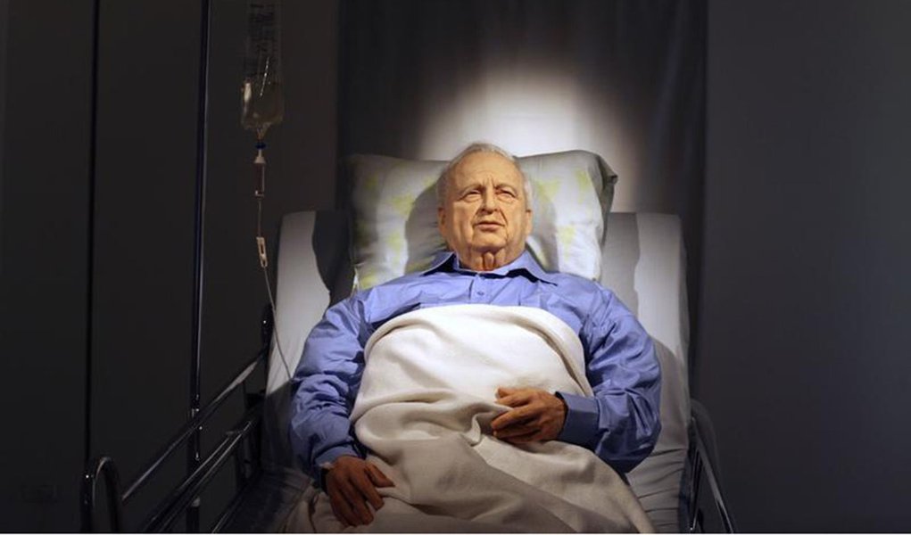 Obra de arte retrata o ex-primeiro-ministro de Israel Ariel Sharon em coma deitado em uma cama de hospital, na galeria Kishon, em Tel Aviv. O estado de saúde do ex-primeiro-ministro israelense Ariel Sharon, em coma desde que sofreu um derrame em 2006, con