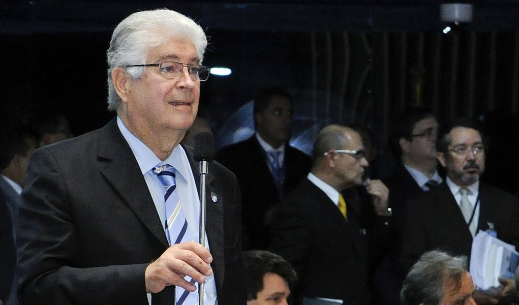 Senador Roberto Requião (PMDB-PR) defende seu pedido de urgência para tramitação do Projeto de Decreto Legislativo (PDS) 31/2013, que permite ao comerciante estabelecer preços diferentes para o mesmo produto no caso de o pagamento ser feito em dinheiro ou