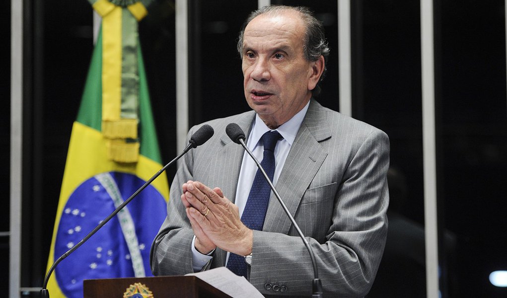 Senador Aloysio Nunes Ferreira (PSDB-SP) considera um escândalo as notícias de que governistas vão tentar convencer senadores que assinaram o requerimento de criação da CPI da Petrobras a retirarem suas assinaturas