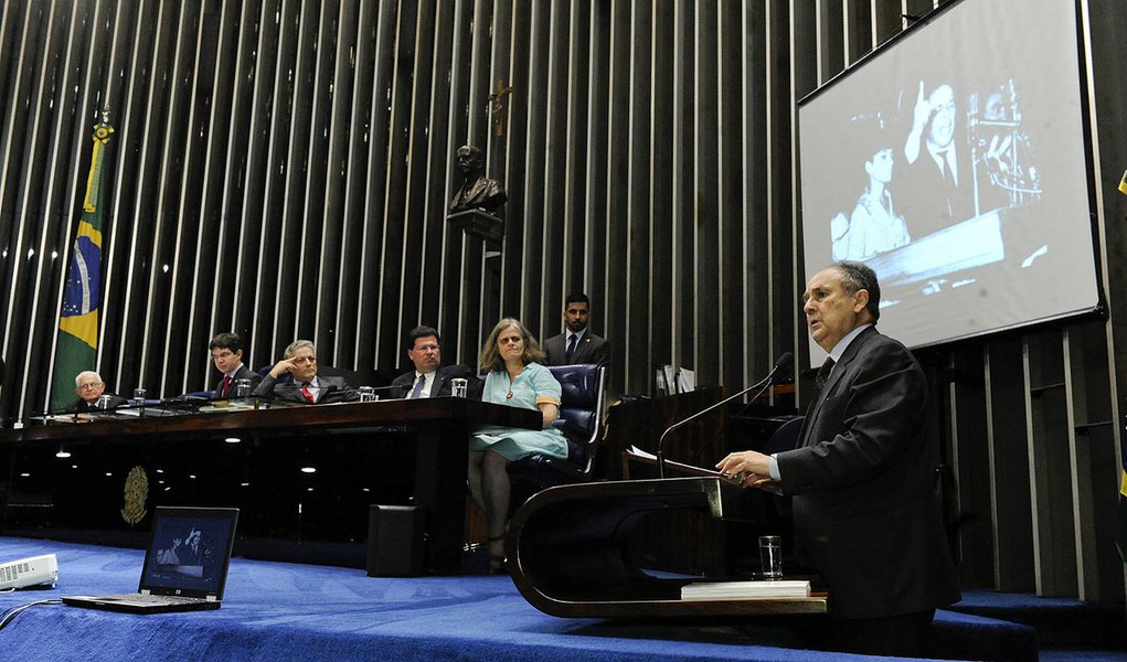 Senador Cristovam Buarque (PDT-DF) discursa em sessão especial para lembrar o cinquentenário do Comício das Reformas, em 13 de março de 1964, organizado pelo governo federal, com presença do presidente da República, João Goulart, na Central do Brasil, Rio