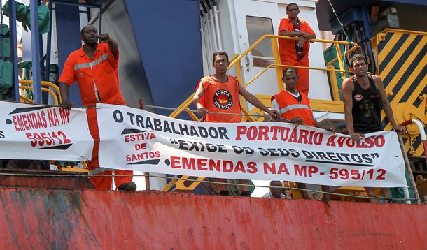 Portuários aprovam indicativo de greve para o dia 25