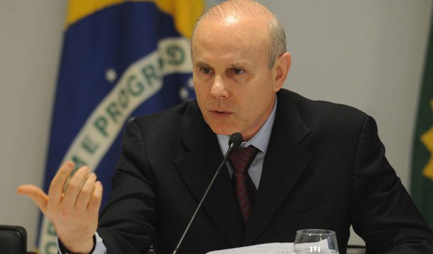 Mantega promete ajudar demitidos da Azaleia