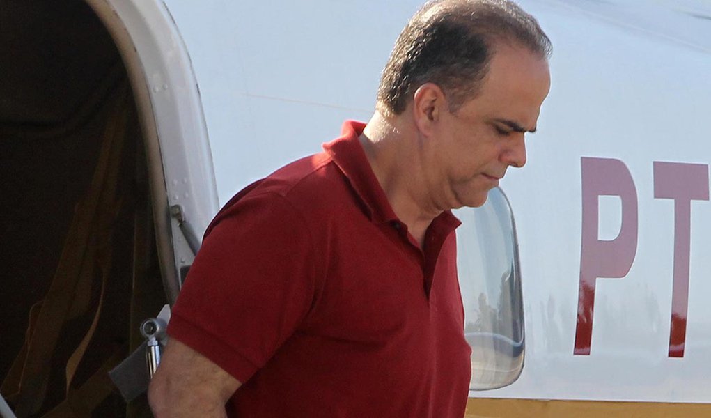 BA - MARCOS VALÉRIO/PRISÃO/SALVADOR - POLÍTICA - Desembarque do empresário Marcos Valério no aeroporto de Salvador, Bahia, nesta sexta-  feira. Valério está sendo acusado de participar de esquema de grilagem de terras em São   Desidério (BA).  Além dele, 