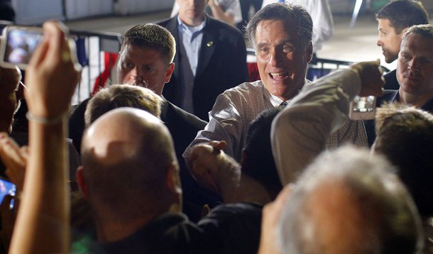 Romney supera Obama pela primeira vez