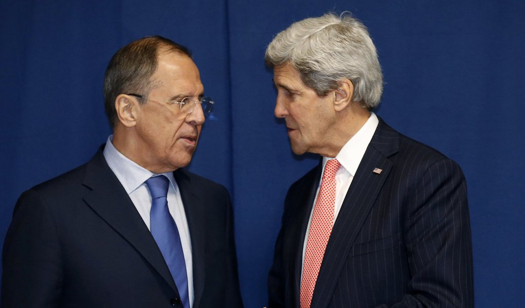 Russia's Foreign Minister Sergei Lavrov (L) and U.S.Secretary of State John Kerry meet  to discuss the Ukraine crisis, at the Conference on International Support to Libya,  in Rome March 6, 2014. It is the second meeting in as many days between Kerry and 