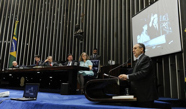 Senador Cristovam Buarque (PDT-DF) discursa em sessão especial para lembrar o cinquentenário do Comício das Reformas, em 13 de março de 1964, organizado pelo governo federal, com presença do presidente da República, João Goulart, na Central do Brasil, Rio