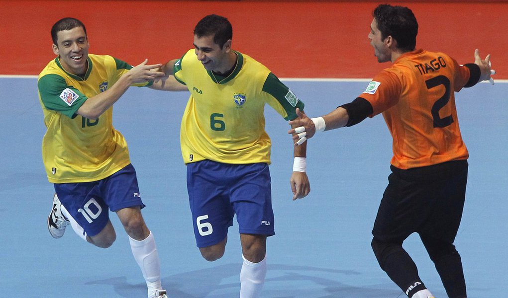 Brasil bate Colômbia e vai à final no futsal