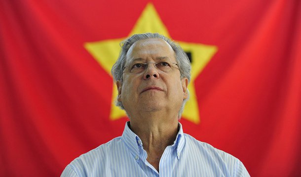 ***FOTO EMBARGADA PARA VEÍCULOS DE RS E SC*** PORTO ALEGRE, RS. 15.12.2012: PT/DIRCEU - O ex-ministro chefe da Casa Civil José Dirceu partcipou de evento do Partido dos Trabalhadores na manhã deste sábado no salão da igreja Pompeia, em Porto Alegre. Ovaci