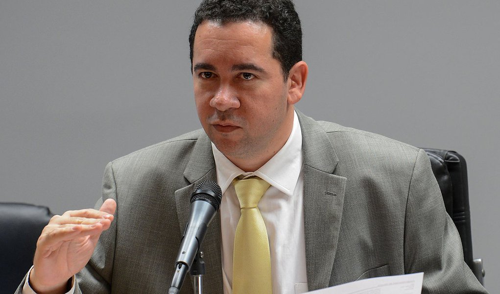 Brasília - O secretário Executivo Interino do Ministério da Fazenda, Dyogo Henrique de Oliveira, fala durante entrevista coletiva, sobre o aumento das alíquotas do Imposto sobre Produtos Industrializados (IPI) dos automóveis