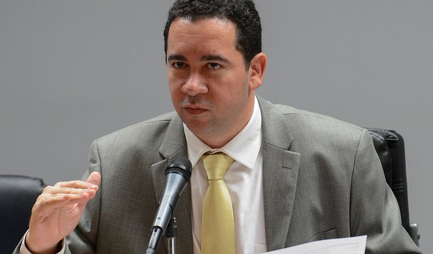 Brasília - O secretário Executivo Interino do Ministério da Fazenda, Dyogo Henrique de Oliveira, fala durante entrevista coletiva, sobre o aumento das alíquotas do Imposto sobre Produtos Industrializados (IPI) dos automóveis