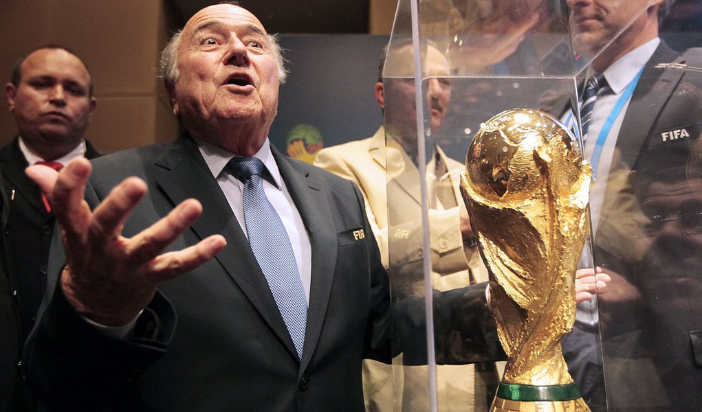 Presidente da Fifa, Joseph Blatter, gesticula perto do trofÃ©u da Copa do Mundo apÃ³s entrevista coletiva em SÃ£o Paulo, nesta quinta-feira, 5 de junho. REUTERS/Paulo Whitaker