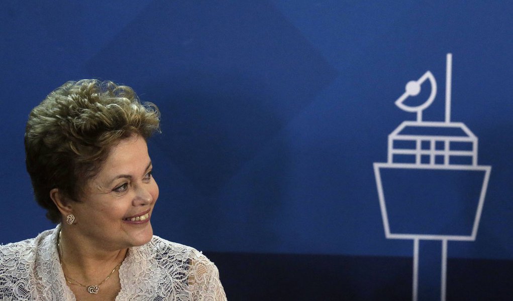 Brazil's President Dilma Rousseff attends the signing ceremony of the Rio de Janeiro's international airport concession in Rio de Janeiro, April 2, 2014. Brazilian conglomerate Odebrecht and Singapore's Changi Airport Group won rights to expand and operat