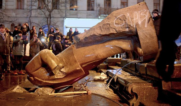 People surround a statue of Soviet state founder Vladimir Lenin, which was toppled by protesters during a rally organized by supporters of EU integration in Kiev, December 8, 2013. Crowds toppled a statue of Soviet state founder Vladimir Lenin in the Ukra