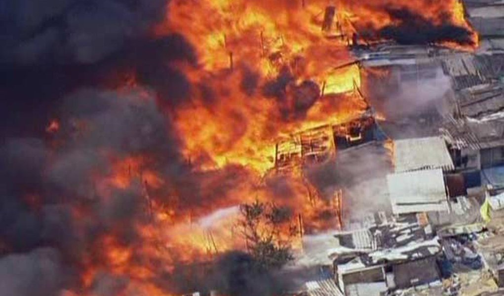 Incêndio atinge favela no Campo Belo, zona sul de SP