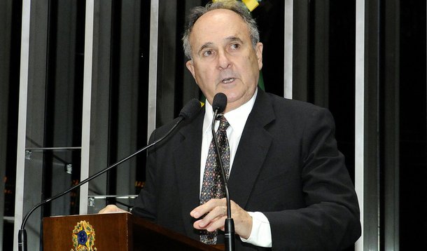 Senador Cristovam Buarque (PDT-DF) alerta o governo federal sobre os riscos de ocorrerem, em curto prazo, diversos problemas graves na economia brasileira, tais como o desequilíbrio fiscal e o descontrole da inflação