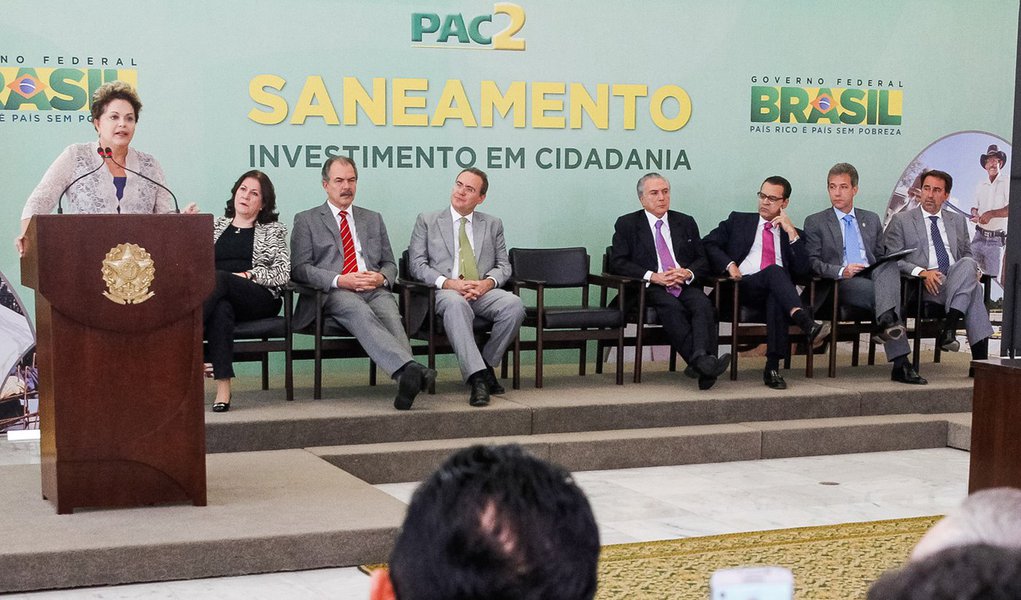 Presidenta Dilma Rousseff durante Cerimônia de contratação da terceira etapa das ações de saneamento do PAC2 para municípios com até 50 mil habitantes. (Brasília - DF, 06/05/2014)